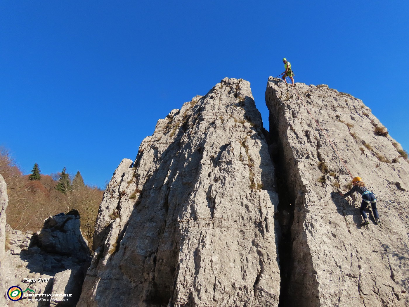 20 Agilmente, assicurata dalle corde, in arrampicata sul Torrione Gemelli.JPG